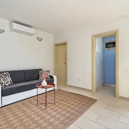Villa Provencal - Beachfront With Infinity Pool Trogir