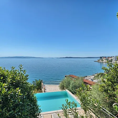 Provencal - Beachfront With Infinity Pool Vila Trogir