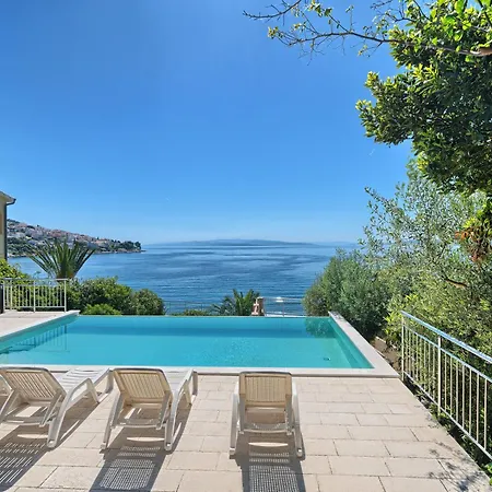 Provencal - Beachfront With Infinity Pool Villa Trogir
